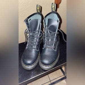 These dr martens are in amazing condition and have never been worn.